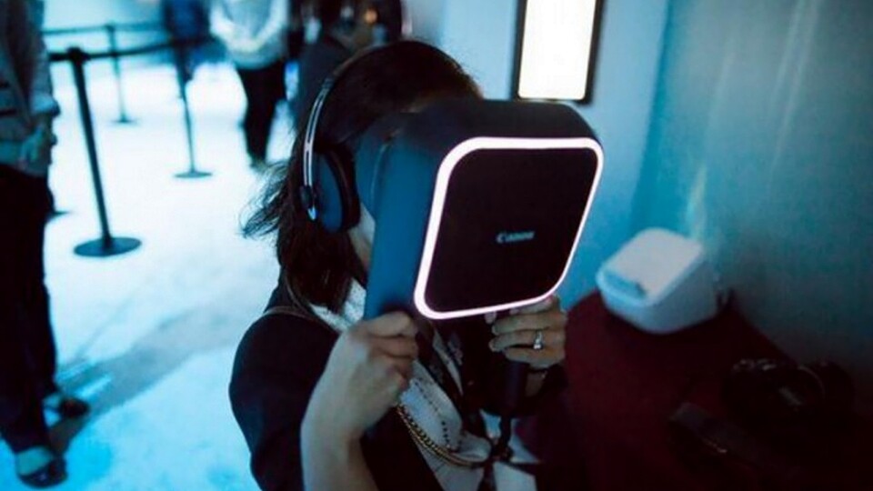 Der Canon Virtual Reality Viewer wird vor das Gesicht gehalten. (Bildquelle: Road to VR)
