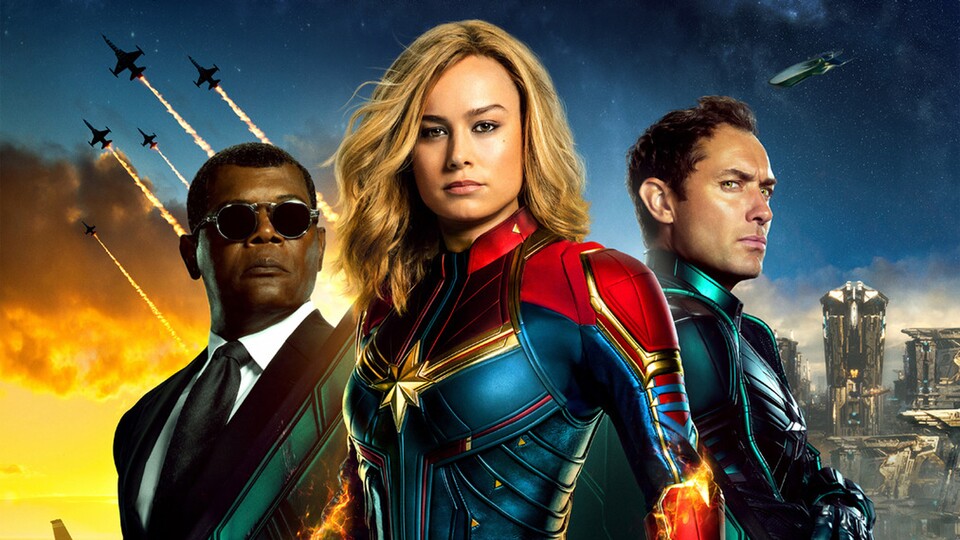 Hauptdarstellerin Brie Larsson als Captain Marvel stehen der junge Nick Fury (Samuel L. Jackson, links) und der Ausserirdische Yon-Rogg (Jude Law) zur Seite.