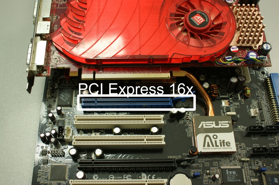 Alle aktuellen Grafikkarten haben einen PCI-Express-16x-Anschluss, über den Sie Kontakt zum Mainboard und damit zum Rest des Rechners herstellen. Ohne diesen Steckplatz geht nichts. Ob Ihr Mainboard einen PCIe-16x-Slot bietet, können Sie der Anleitung oder dem Programm GPU-Z entnehmen. 