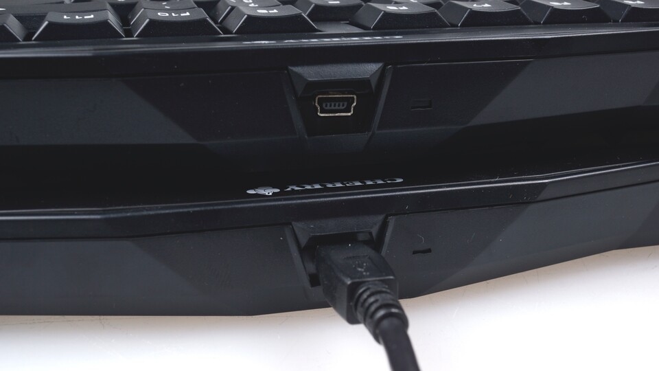 Dank der Mini-USB-Buchse können wir das Kabel des MX-Board 3.0 wechseln oder es zum Transport abnehmen – allerdings löst sich die Verbindung beim Verschieben der Tastatur auch mal ungewollt.