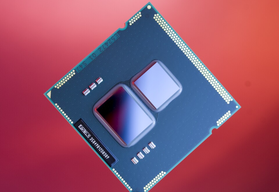 CPU und GPU in einem Paket. : Die eigentliche CPU (rechts) ist aufgrund der 32 Nanometer feinen Strukturen kleiner als der Grafikchip samt Memory-Controller (links).
