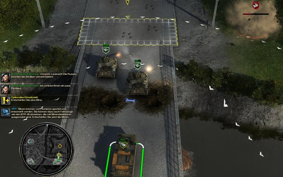 Typische Szene: Unsere Panzer nehmen rechts den Bunker unter Beschuss, während ein Transporter die Tanks repariert.