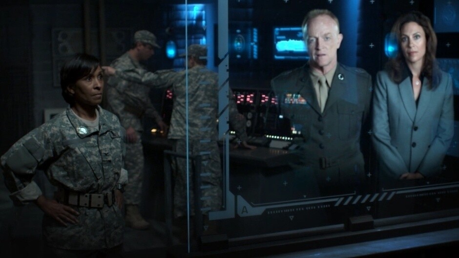 Die GDI-Befehlshaberin James (links) konfrontiert ihre Vorgesetzten ...