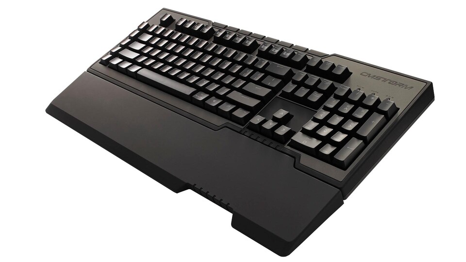 Mit ihrer riesigen Handballenauflage braucht die Coolermaster CM Storm Trigger mehr Platz auf dem Schreibtisch als die meisten anderen Tastaturen.
