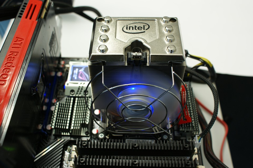 Boxed-Cooler Intel Core i7 980X : Intels neuer Boxed-Kühler für den Core i7 980X kühlt ordentlich, aber hörbar.