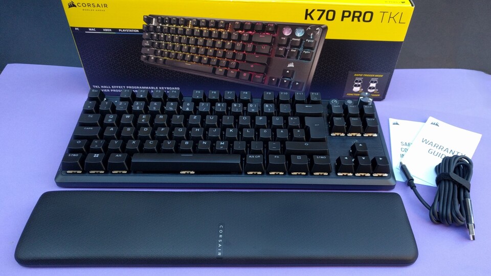 Despite the comparatively high price, the scope of delivery of the Corsair K70 Pro TKL is manageable.