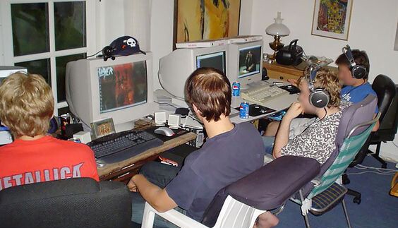So sah das in den 90ern aus, wenn sich mehrere Personen getroffen haben. um gemeinsam PC zu spielen - die berüchtigten Lan-Partys. (Bild: Imgur - Coindrop)