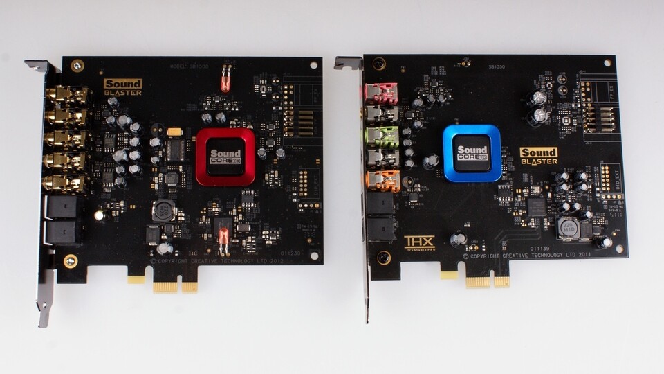 Im direkten Vergleich beherbergt die Soundblaster Z (links) merklich mehr Bauteile auf der Platine als die Recon 3D (rechts), bei der vieles im Chip integriert ist.
