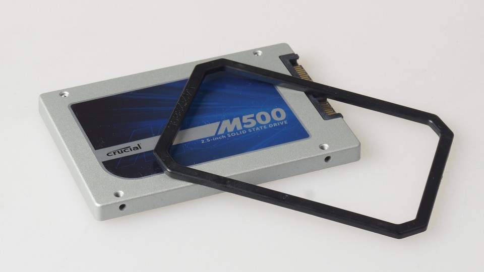 Das einzige Zubehör der SSD von Crucial ist ein Abstandhalter, mit dem die M500 auch in Laufwerksschächten mit einer Höhe von 9,5 Millimetern eingebaut werden kann.