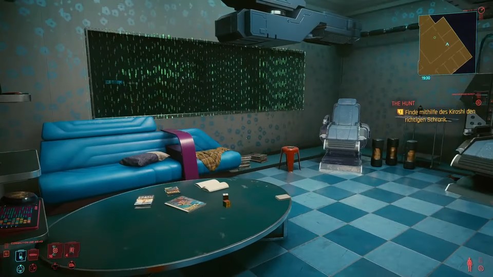 Der gesuchte Aktenschrank befindet sich im Raum mit dem hellblauen Sofa an der gegenüberliegenden Wand.