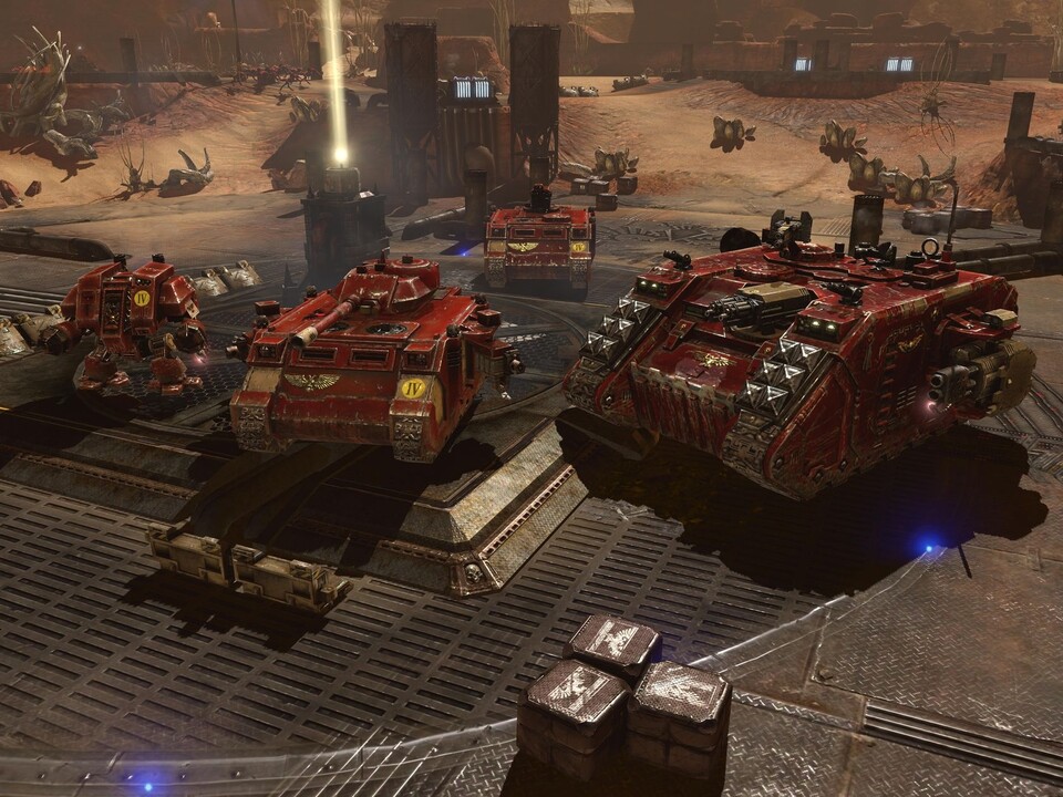 Der Fuhrpark der Space Marines wird durch den Land Raider (rechts) ergänzt, der Truppen transportiert, heilt und nebenbei munter flammt.