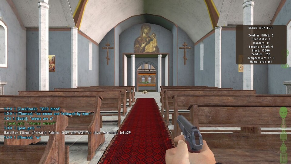 Als ob er beten würde, liegt der erschossene Zombie im Eingang der Kirche. DayZ hat seine ganz eigene Atmosphäre.