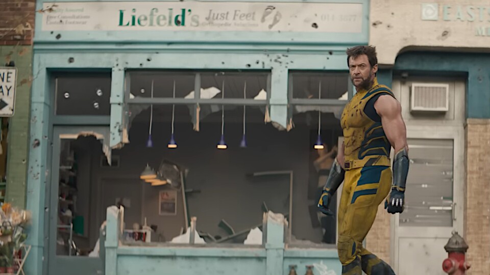 Versucht bitte, euch nicht zu sehr von Wolverine ablenken zu lassen, okay? Denn Rob Liefeld und seine Füße haben es auch in den dritten Deadpool-Film geschafft. Hach, Wolverine, du Schnuckelchen … Bildquelle: Disney Marvel Studios