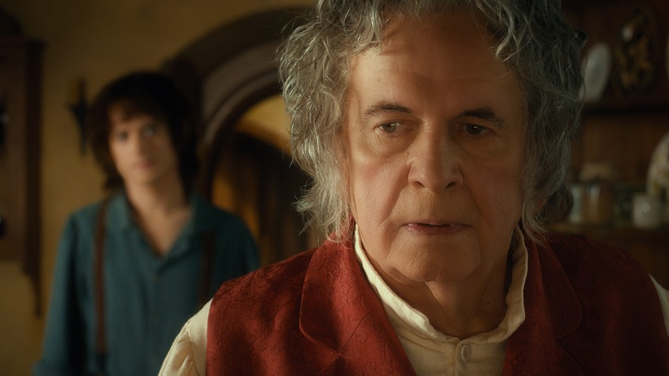 Aus Altersgründen verkörpert Ian Holm Bilbo nicht mehr mehr während des gesamten Films, sondern taucht in Rahmensequenzen als »alter Bilbo« auf - sein jüngeres Ich spielt Martin Freeman.