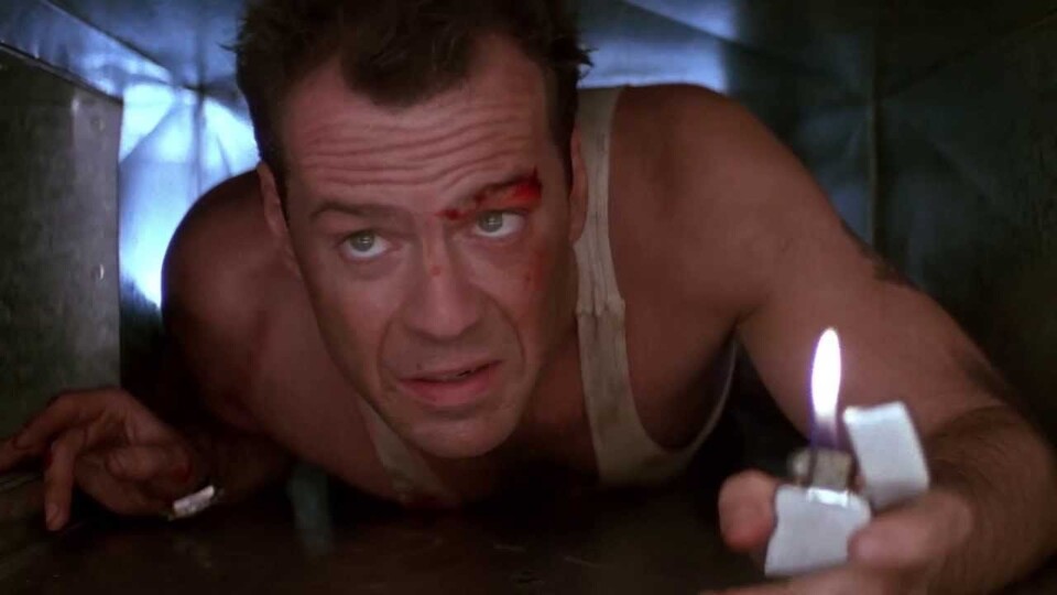 Im Unterhemd durchs Nakatomi Plaza. So verdirbt John McClane Böseweicht Hans Gruber den Weihnachtsabend.