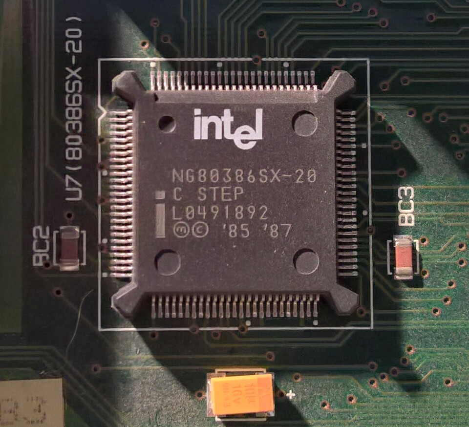 Der Prozessor des Test-PCs ist 2×2 Zentimeter klein – und läuft so nackt, wie er sich auf dem Bild präsentiert: ohne Kühlkörper, ohne Lüfter, bedeckt nur mit Staub.
