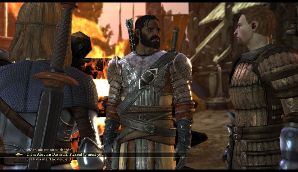 Der dunkelhaarige Herr in der Mitte ist Duncan, Anführer der Gray Wardens.