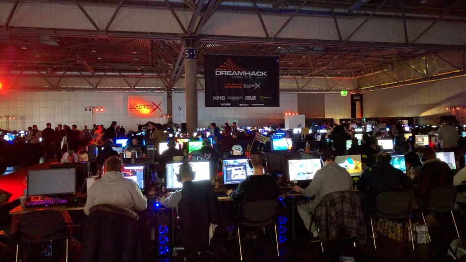 Rund 1.000 Spieler schlossen auf der Dreamhack ihre Rechner zusammen und veranstalteten Deutschlands bislang größte LAN-Party.