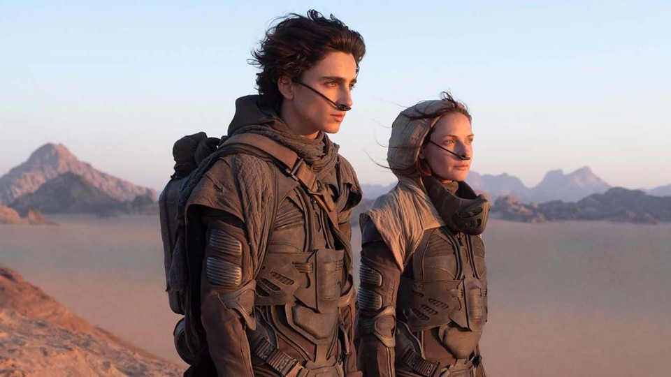 Paul Atreides (Timothée Chalamet) findet sich in den endlosen Dünen des Wüstenplaneten Arrakis wieder. [Bildquelle: Warner Bros. Entertainment]