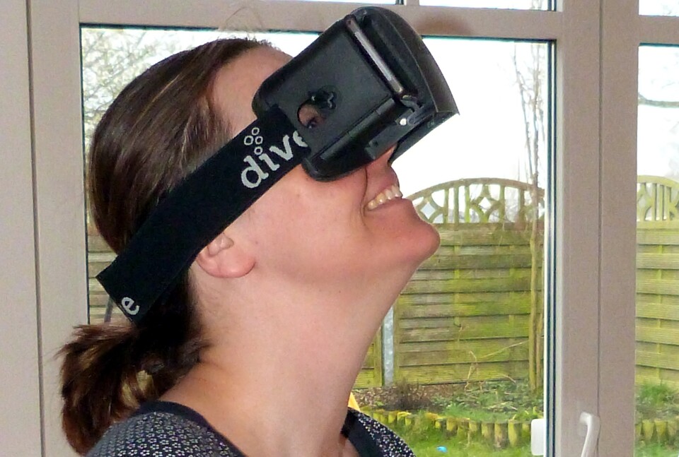 Die ersten Minuten mit einer VR-Brille zaubern selbst technisch weniger interessierten Menschen oft ein Grinsen ins Gesicht.
