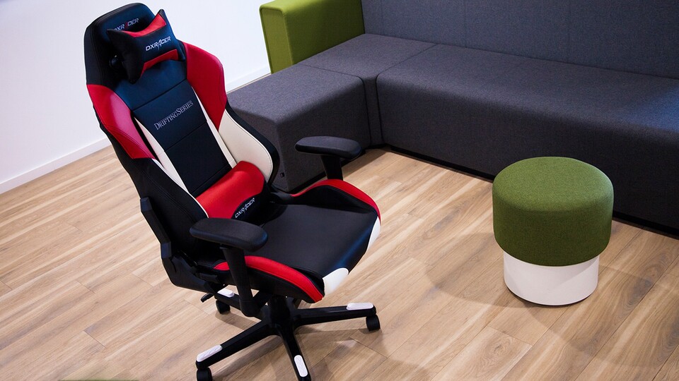 DX Racer gehört zu den bekanntesten Anbietern von Gaming Stühlen. Wir haben von Caseking.de das DF61-Modell der Drifiting-Serie gestellt bekommen und überprüfen, wie es sich darauf sitzt und spielt.