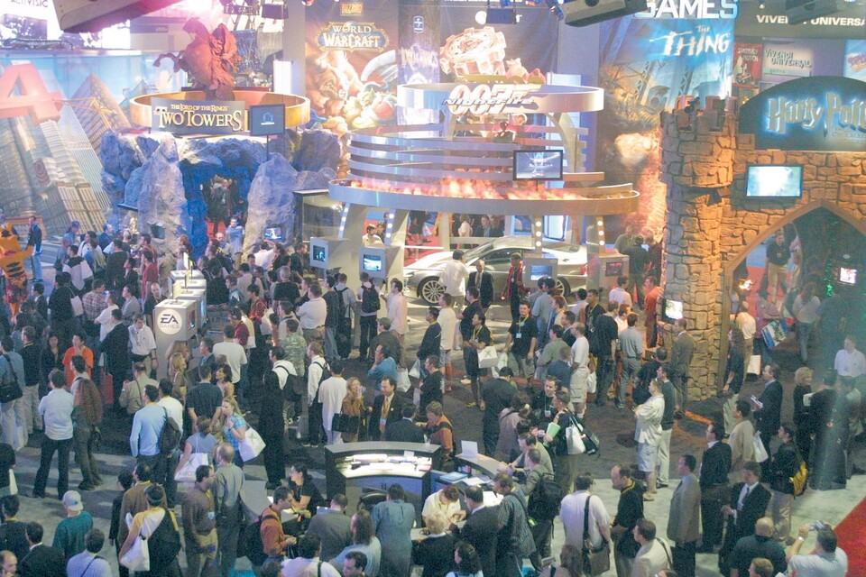 Stimmungsbild der durch PC-Spiele dominierten South Hall. Zu sehen sind Teile der Stände von Electronic Arts und Vivendi Universal Games.