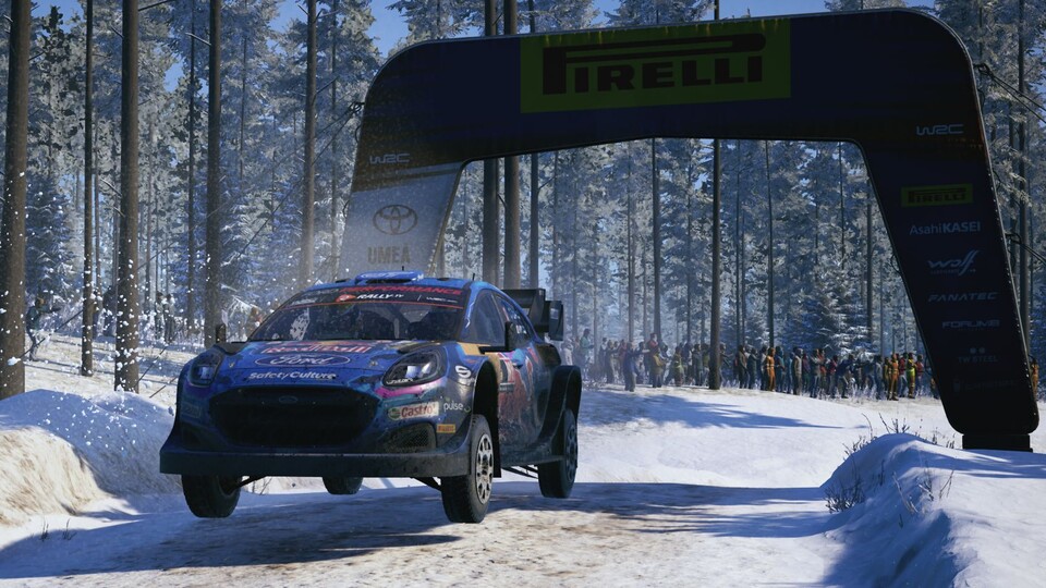 Gameplay aus EA Sports WRC: Wir brettern im Ford Puma durchs verschneite Schweden.