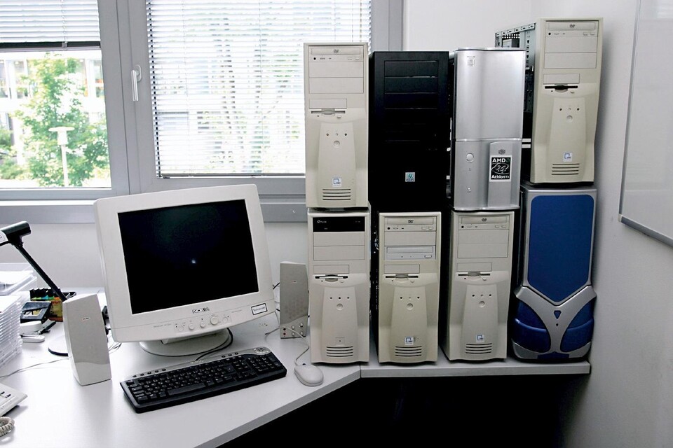 Ein ähnlicher Rechnerverbund mit bis zu 22 PCs scriptete zwischen 2002 und 2004 ein Vermögen aus Richard Thurmanns UO-Accounts.