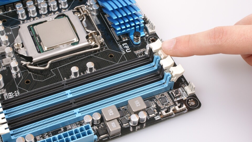 Intel Mainboards mit Sockel 2066 unterstützen Quad-Channel-RAM. Hier sollten man den Speicher für maximale Performance nicht paarweise, sondern in Viererpacks bestücken.