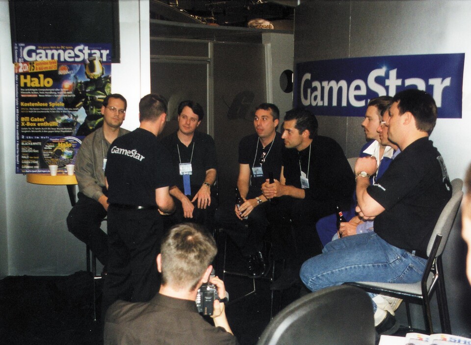 Beim GameStar-Gipfeltreffen interviewte Jörg Langer (erkennbar am GameStar-T-Shirt) sieben Promi-Designer. Von links: Ray Muzyka, Louis Castle, Chris Roberts, Dave Perry, Cliff Bleszinsky, Bob Bates, Chris Taylor.
