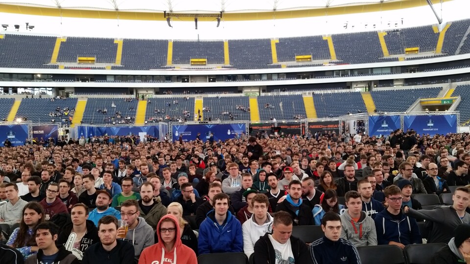 Am Sonntag waren noch mehr Besucher in der Commerzbank-Arena, als am Vortag.