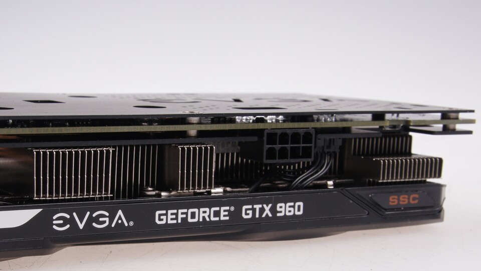 Das ausgeklügelte Kühlsystem der EVGA Geforce GTX 960 SuperSC ACX2.0+ 4GB soll besonders Übertakter ansprechen. Daher gibt es auch einen 8- statt 6-Pol-Stromanschluss und einen BIOS-Schalter am hinteren Ende der Platine.