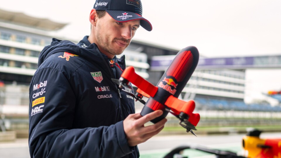 Formel-1-Weltmeister Max Verstappen mit der Red Bull Drone 1.