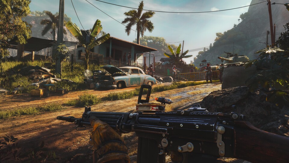 In Far Cry 6 werden Checkpoints von Soldaten und Panzern bewacht. Gut, dass ihr den Verteidigern von Castillos Schreckensherrschaft nach und nach das Kriegsgerät abnehmt. Das Sturmgewehr im Bild hat der Held mit einem improvisierten Zielvisier und Laserpointer aufgewertet.