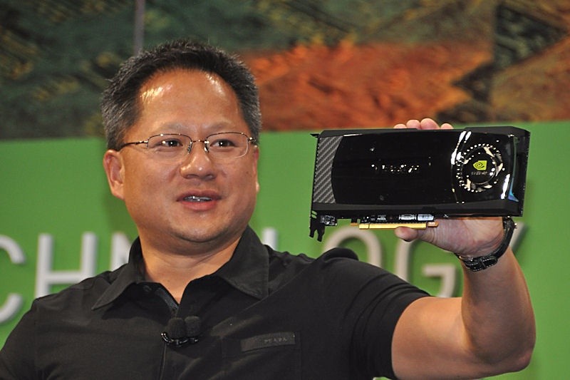 Nvidias CEO Jen-Hsen Huang mit der angeblichen funktionsfähigen Fermi-Karte auf Nvidias GTC-Messe im September.