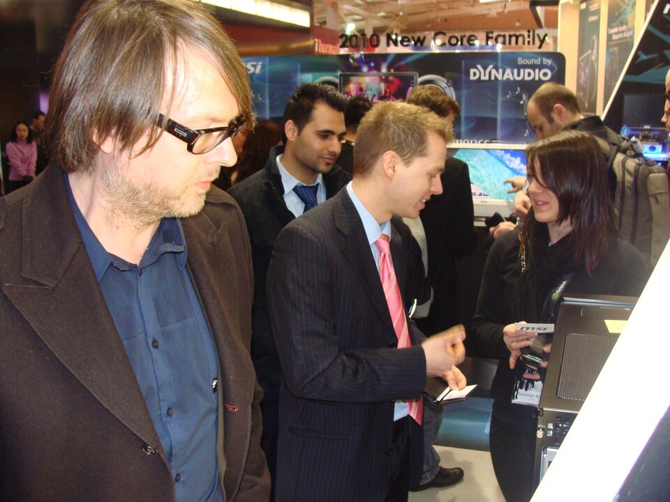 Game-Star Chefredakteur Michael Trier wirft einen Blick auf die neue Geforce. Der von Nvidia engagierte Wachmann (mit blauer Krawatte) schaut ihm dabei auf die Finger.