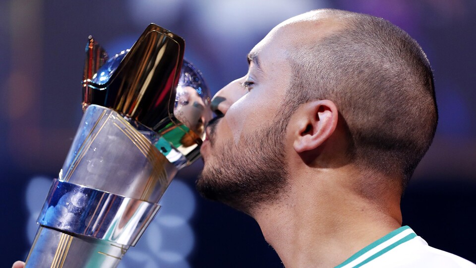 MoAuba mit seinem Weltmsiter-Pokal. (Bildquelle: EA Sports, Twitter)