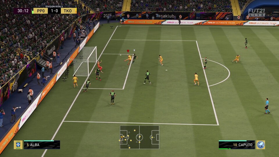 Nachdem sie im Vorgänger quasi nutzlos waren, sind Flanken in FIFA 21 wieder ein probates Mittel.