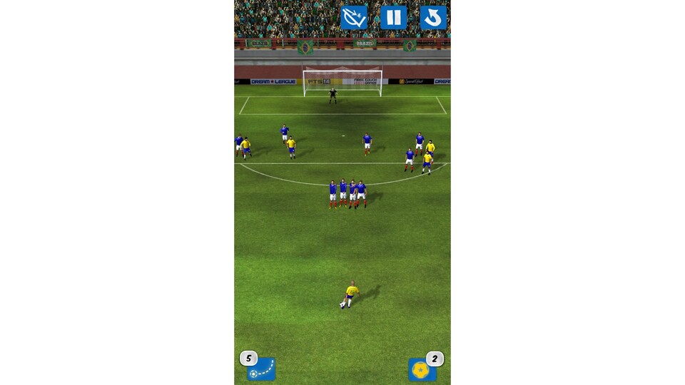 Score World Goals: Diesen Freistoß kennt jeder Fußball-Fan – Roberto Carlos zirkelt die Kugel mit dem Außenrist vorbei an der Mauer und ins Tor. 