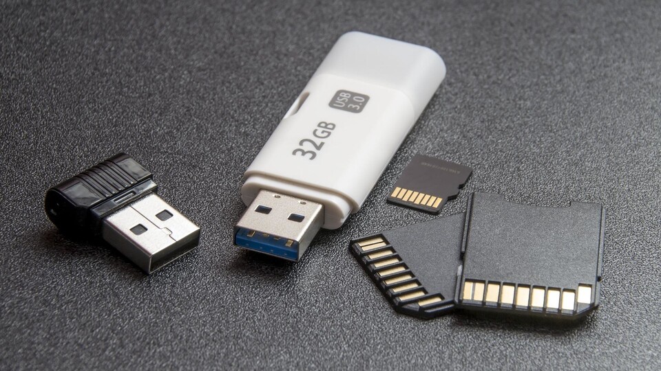 USB-Sticks, Speicherkarten und SSDs nutzen die gleichen NAND-Zellen zum Speichern. Die Chips in USB-Sticks sind aber oft nur Resteverwertung während in Highend-SSDs hochwerrtigere und auch langlebigere Speicherzellen verbaut werden.