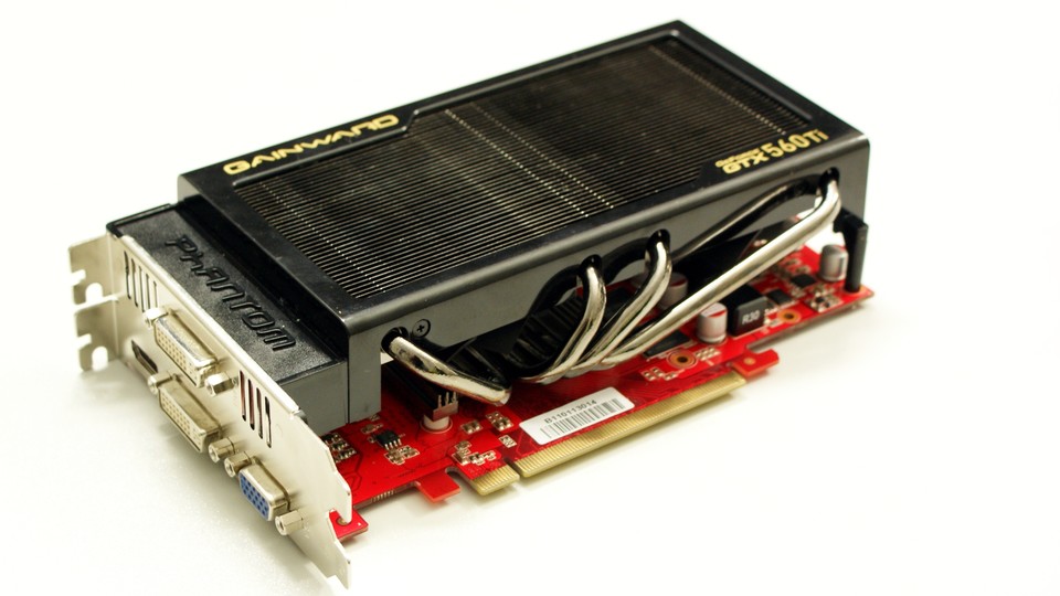 Gainward Geforce GTX 560 Ti : Die Gainward Geforce GTX 560 Ti ist kürzer als das das Nvidia-Referenzdesign, belegt aber drei statt nur zwie PCI-Slots in der Höhe.
