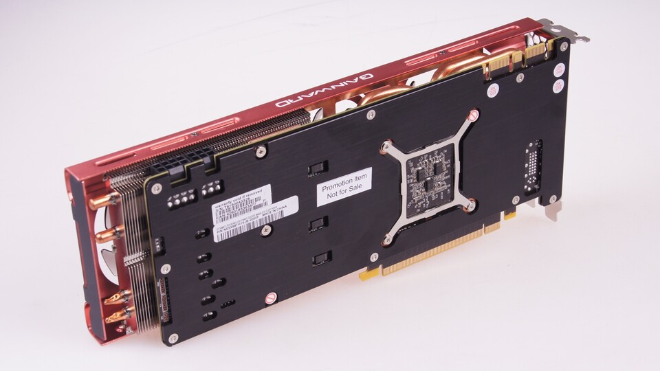 Die Rückseite der Gainward Geforce GTX 980 Ti Phoenix GS ist mit einer mattschwarzen Backplate bedeckt. Neben der Optik verbessert die auch die Stabilität der Platine.