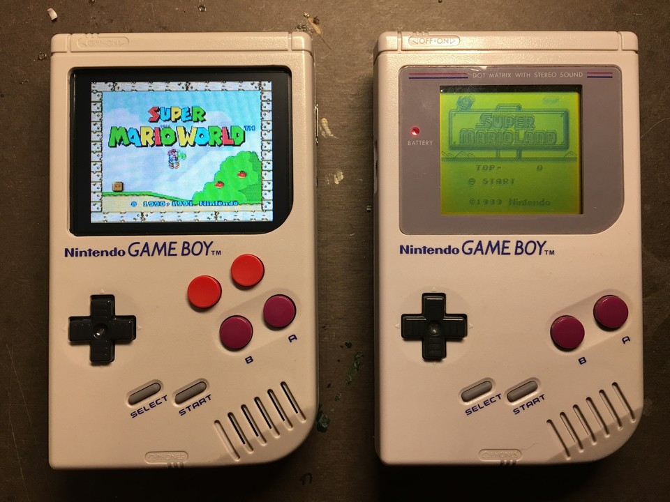 Rechts ist der originale Game Boy zu sehen, links liegt die modifizierte Variante.