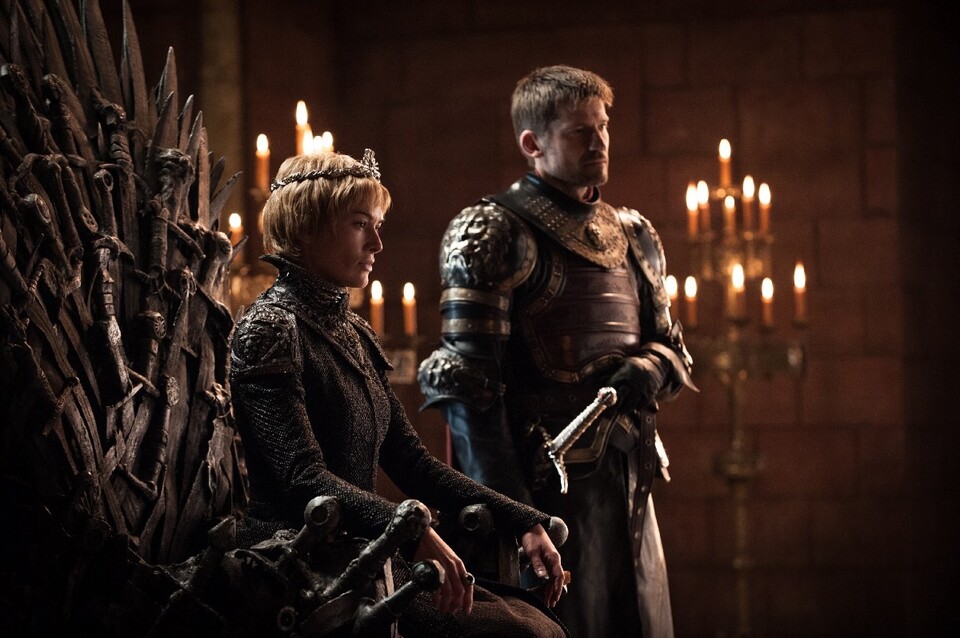 Königin Cersei Lannister (Lena Heady) auf dem Eisernen Thron, neben Jamie Lannister (Nikolaj Coster-Waldau).