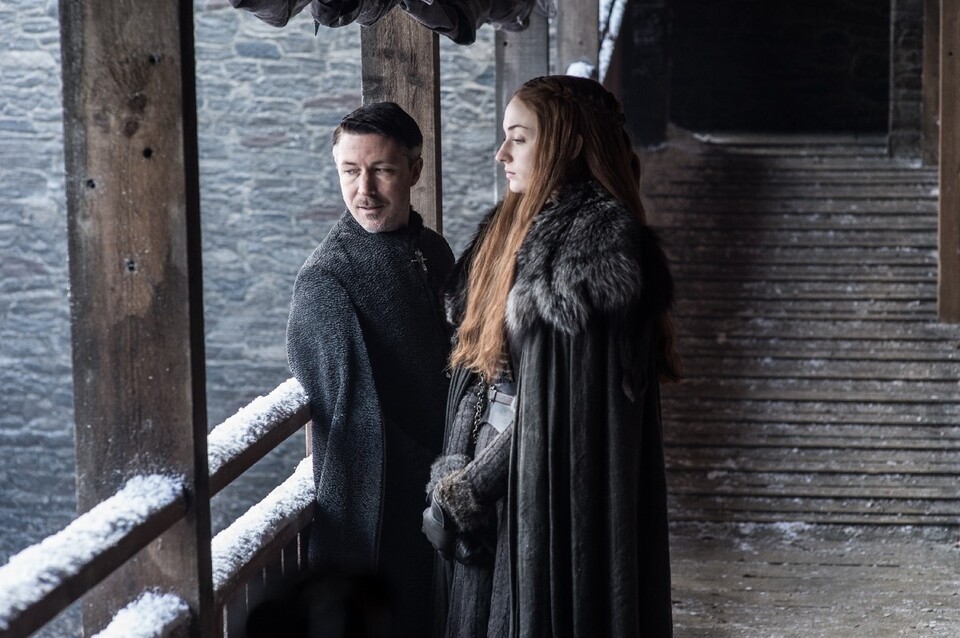 Lord Baelish bringt Sansa nach Winterfell zu den Boltons, um Ramsay zu heiraten.