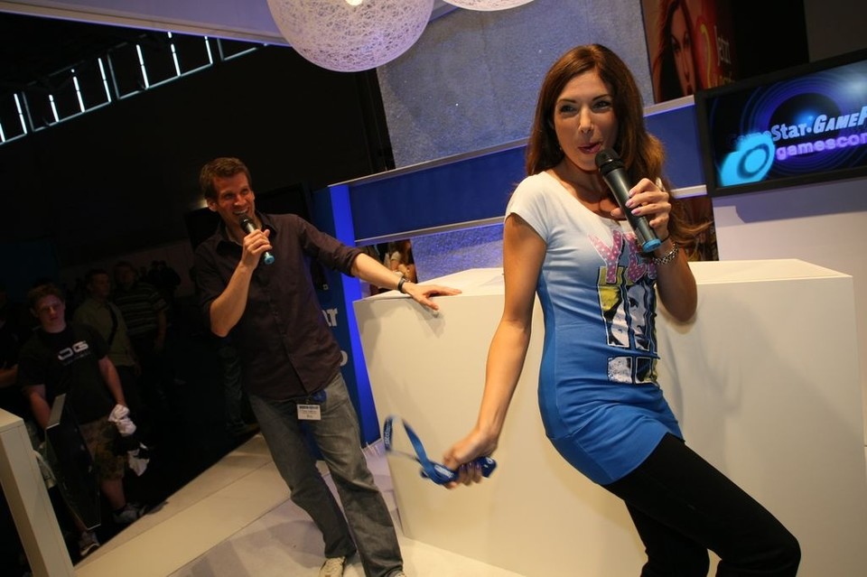 Am GamePro und GameStar-Stand moderierten Alexandra Polzin und Fabian Siegismund.