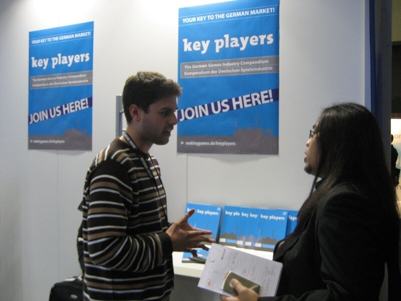 GDC 2010: Unser Making Games-Trainee Yassin im Gespräch mit einem interessierten Key Players-Standbesucher.