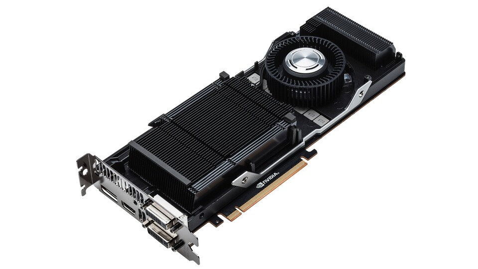 Der Radiallüfter bläst Frischhluft durch die Lamellen und kühlt dadurch die GPU sowie die Spannungswandler an beiden Enden der Geforce GTX Titan Black.