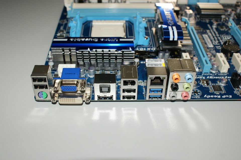 Gigabyte GPA890-UD3H : Die integrierte Radeon-HD-4290-Grafik bietet HDMI-, DVI- und VGA-Anschluss.