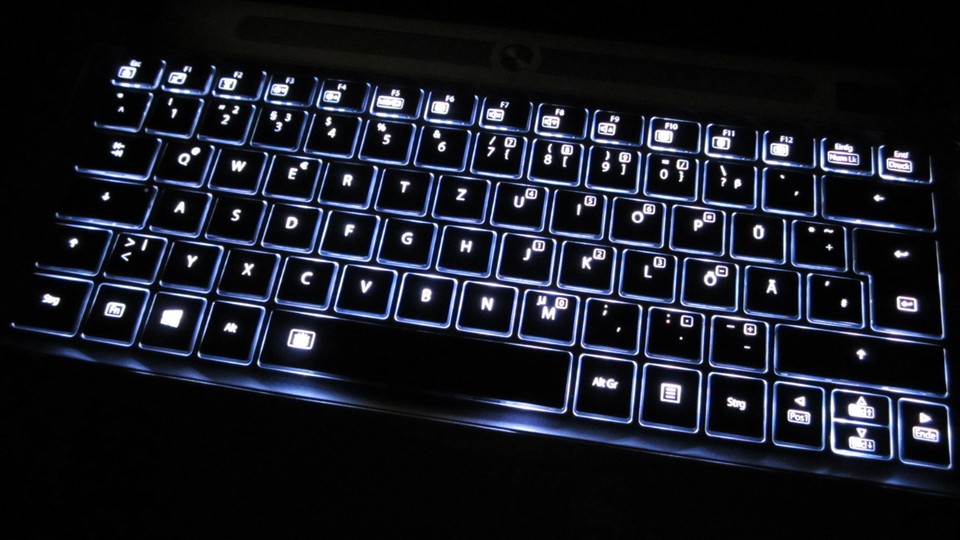 Die weiße Beleuchtung der ordentlichen Chiclet-Tastatur ist in zwei Stufen regelbar und vereinfacht das Schreiben im Dunkeln erheblich.